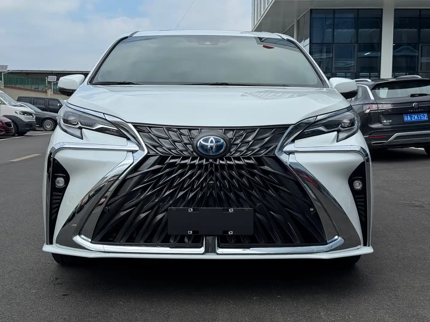 Toyota Sienna 2023 2.5L Hybrid Comfort Edition фото 2