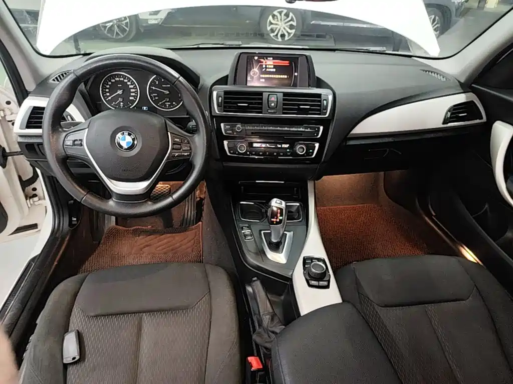 Photo 13 - BMW 1 Series (Import)