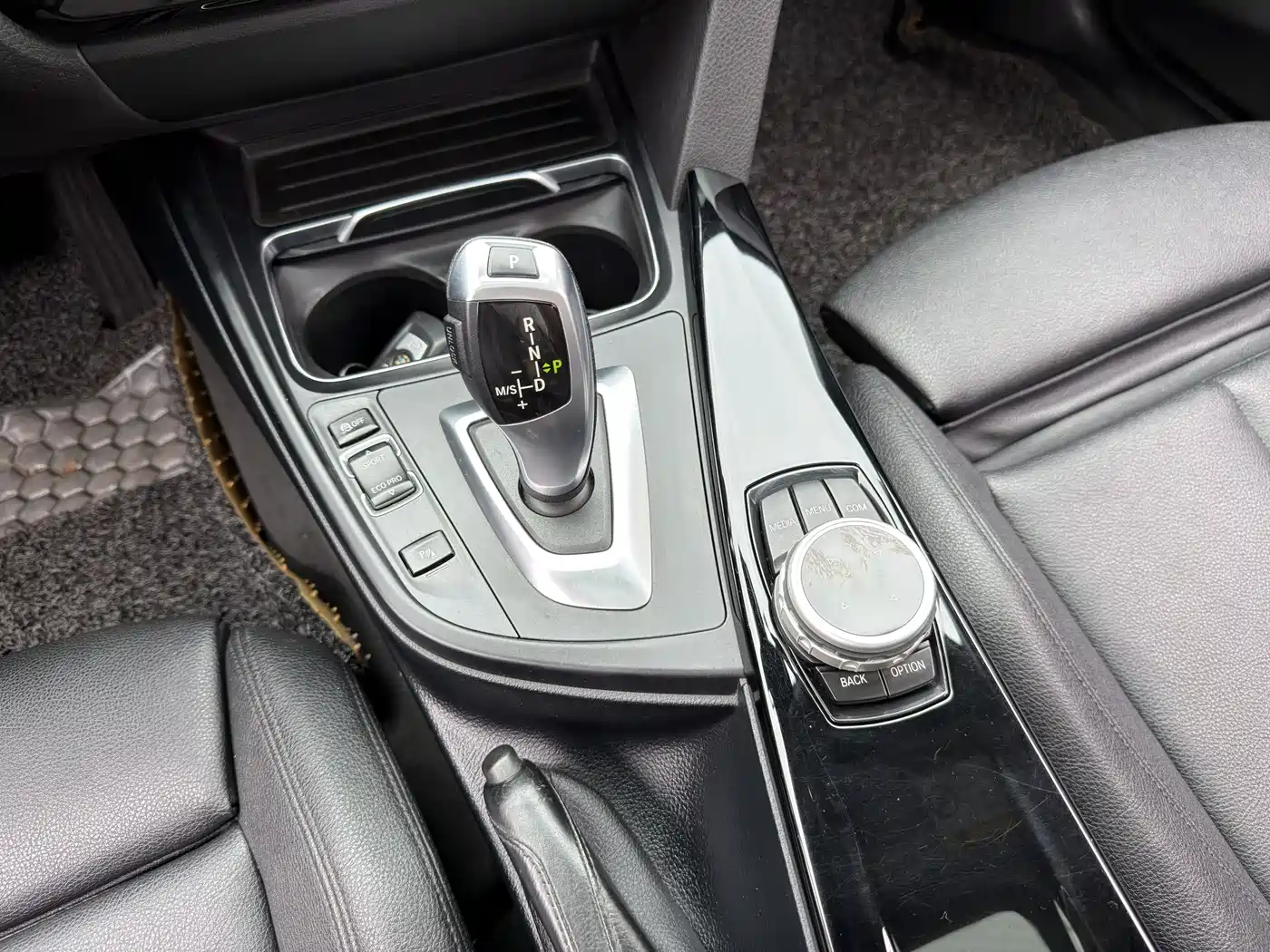 BMW 3 Series GT 2018 320i Fashion фото 9