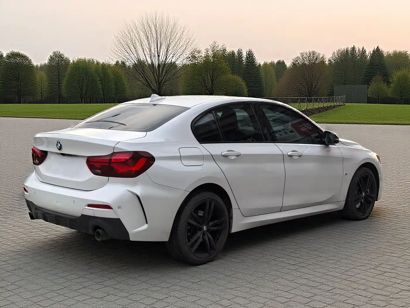 BMW 1 Series 2023 125i M Sport Shadow Edition фото 6