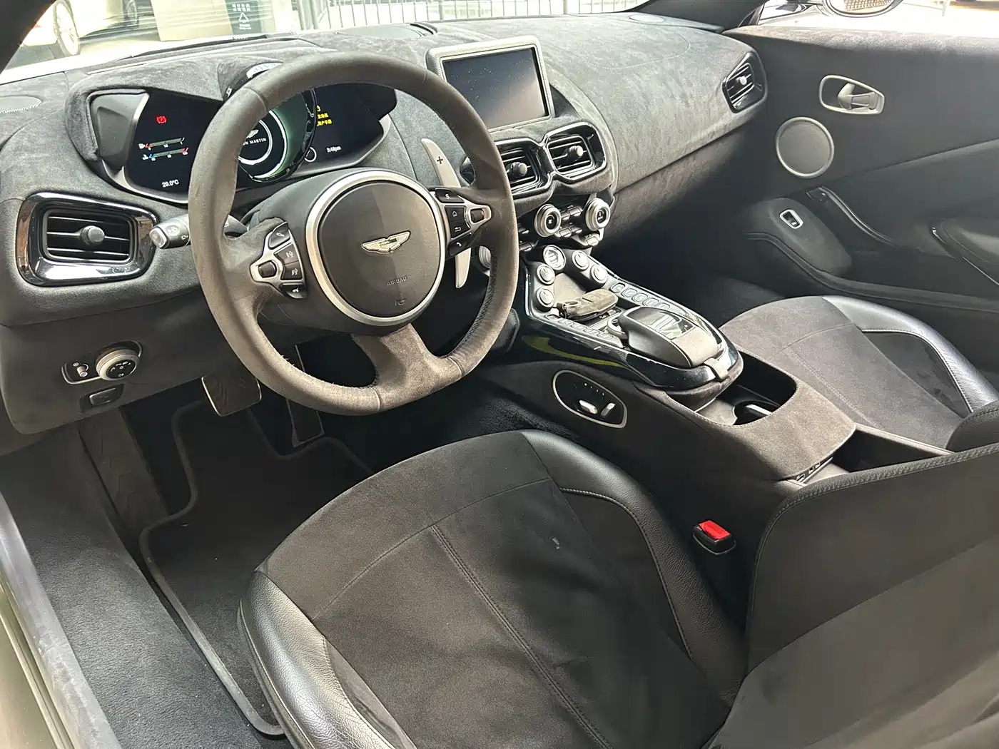 ASTON MARTIN V8 VANTAGE