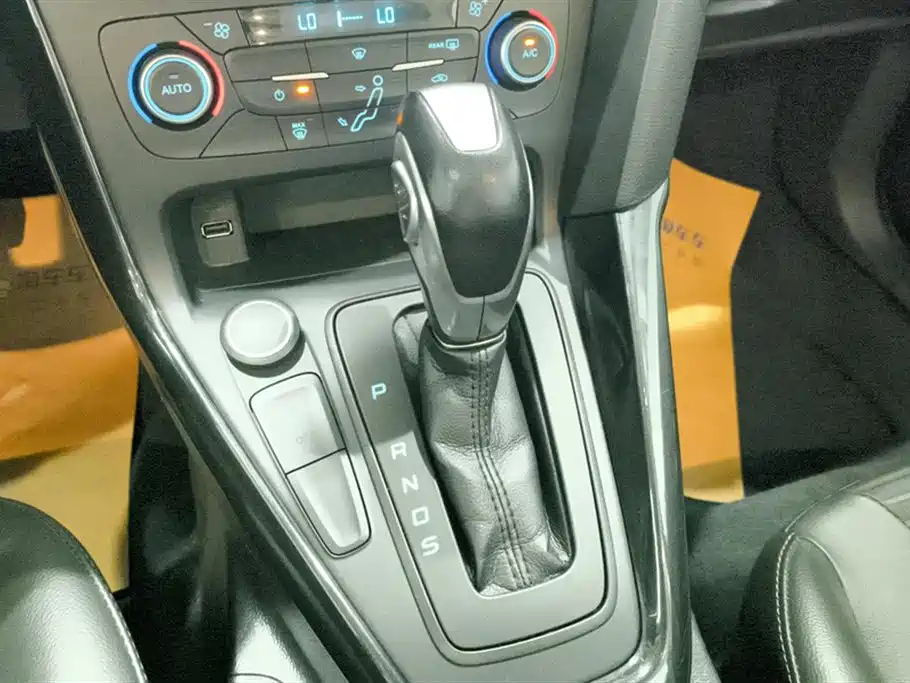 FORD FOX