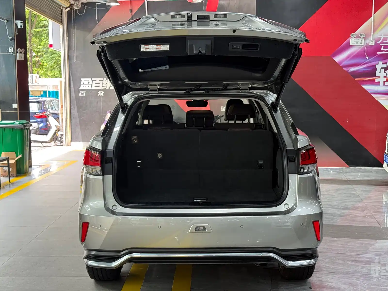 Photo 15 - Lexus RX