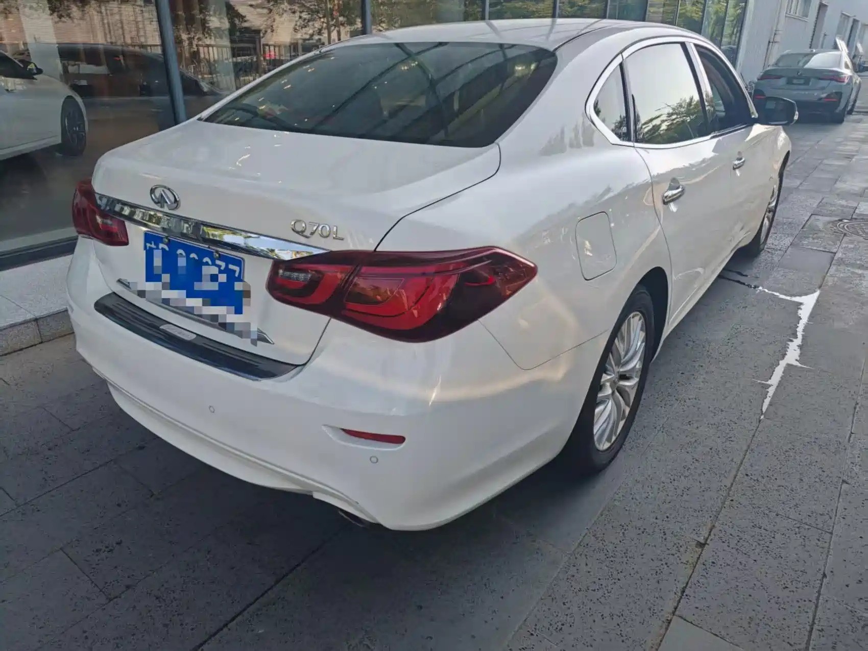 Photo 3 - Infiniti Q70