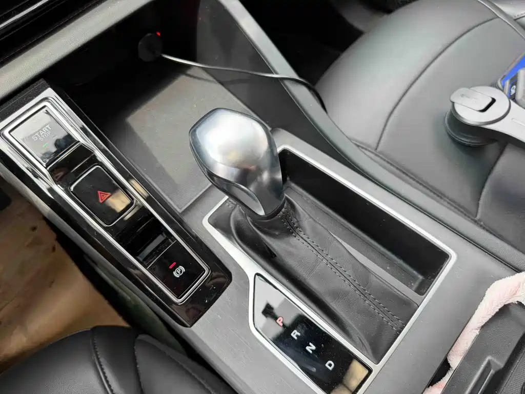 Фото 8 - Roewe i5
