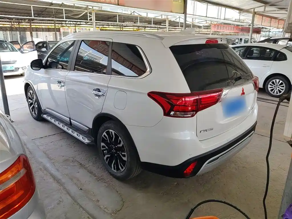 MITSUBISHI OUTLANDER
