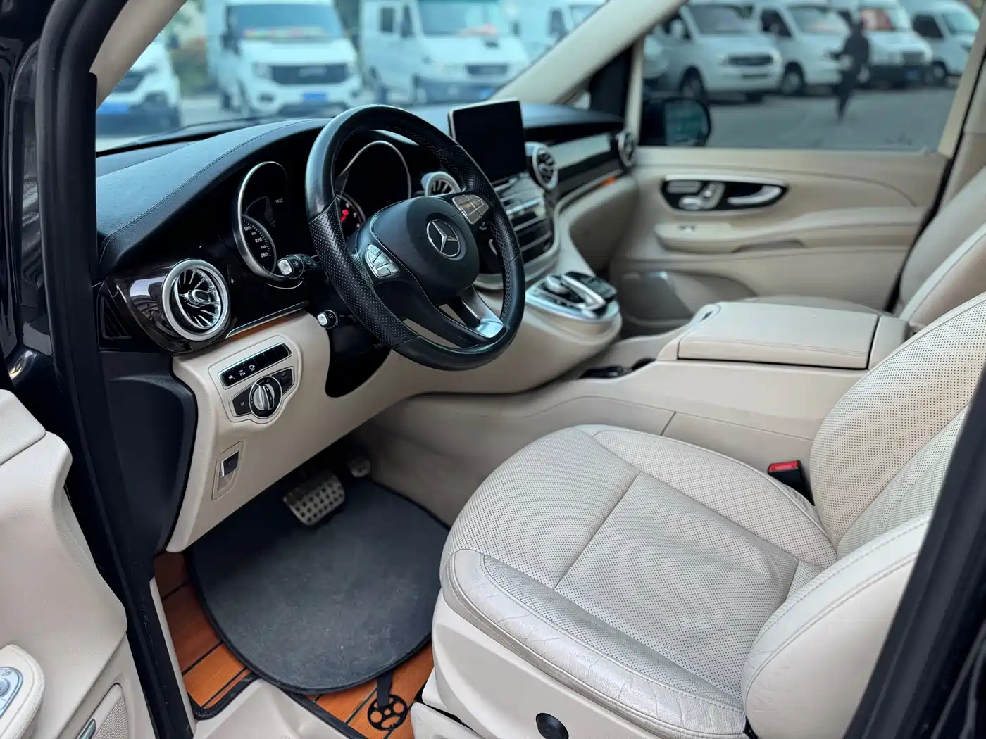 Mercedes-Benz V-Class 2017 Model V 260 Premium Edition фото 9