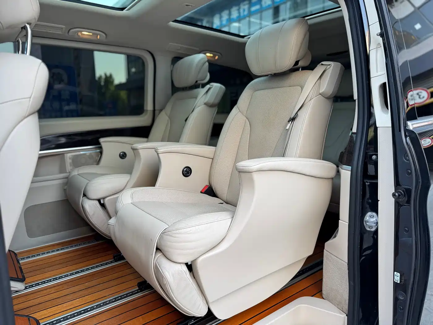 Mercedes-Benz V-Class 2017 Model V 260 Premium Edition фото 16