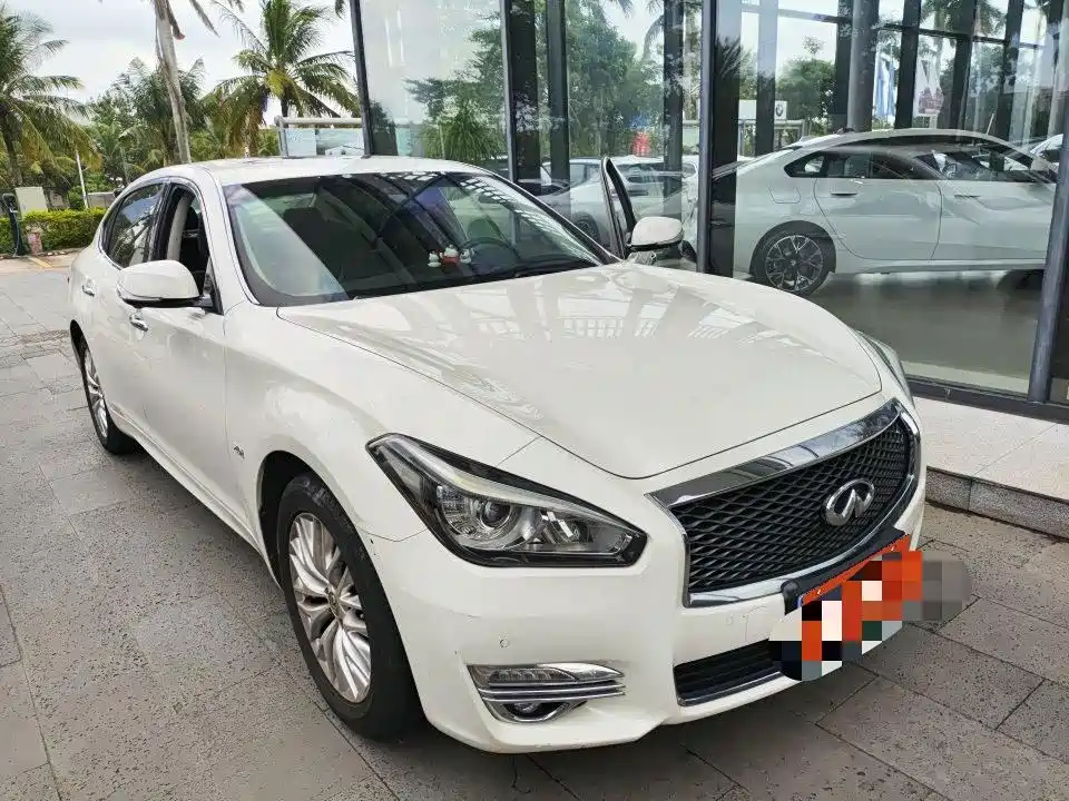 Photo 6 - Infiniti Q70