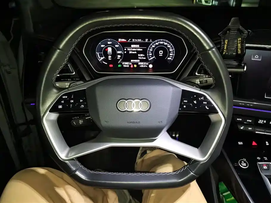 AUDI Q4 E TRON