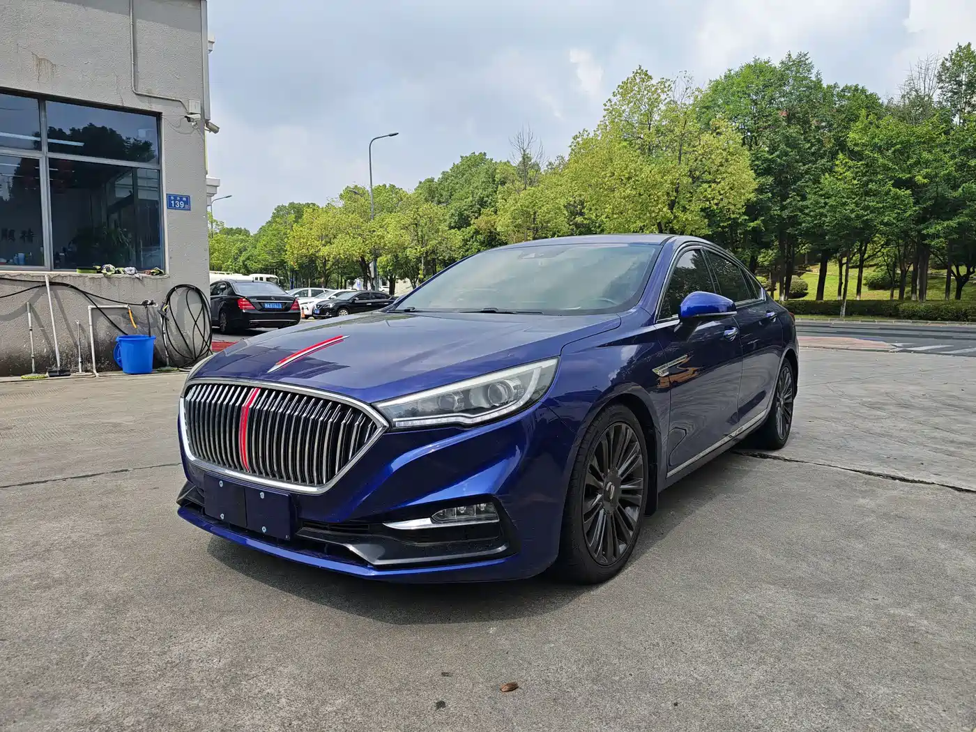 Фото 1 - Hongqi H5