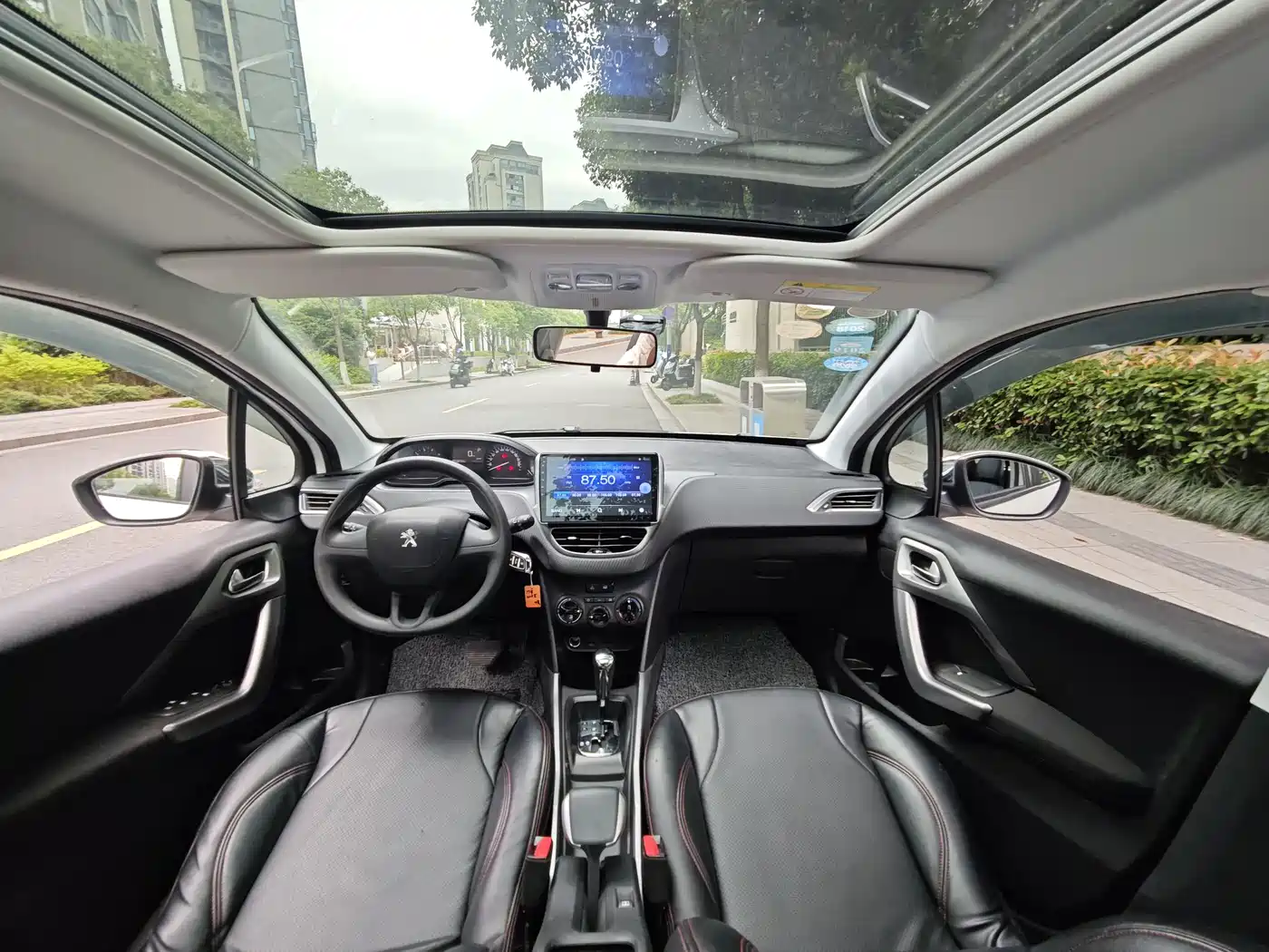 Peugeot 2008 2015 1.6L Automatic Cool Edition фото 11