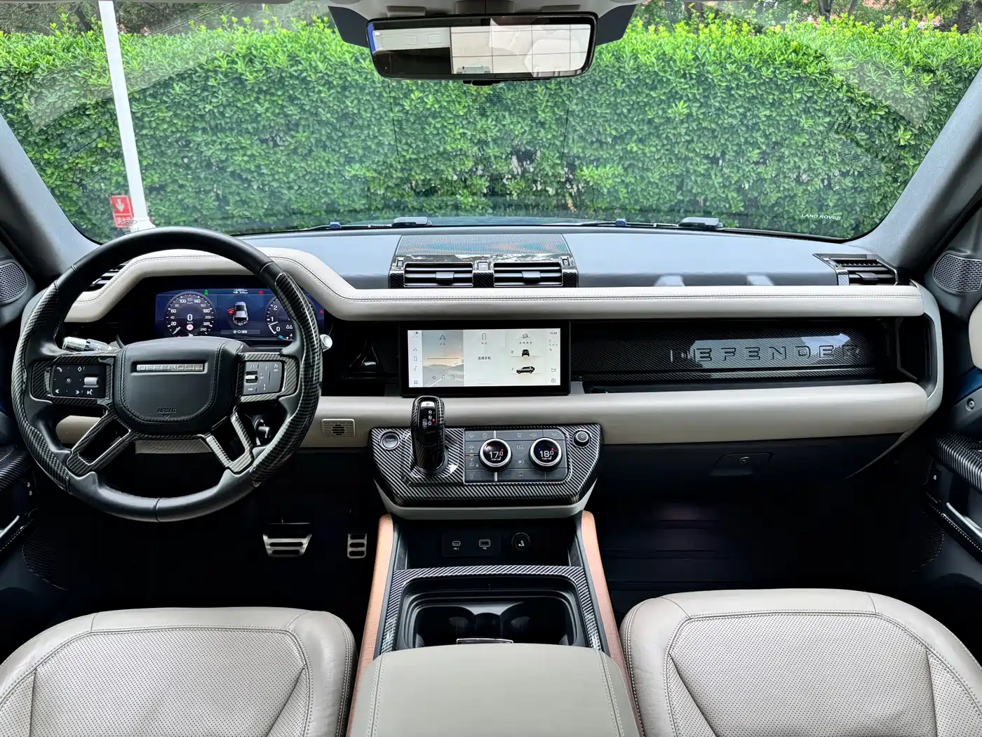 Land Rover Defender 2021 110 P400 Dark Special Edition фото 13