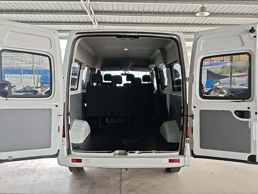 SAIC Maxus Xintu V80 2025 2025 PRO Aoyun 2.0T AMT Short Wheelbase Medium Roof 5/6-Seater