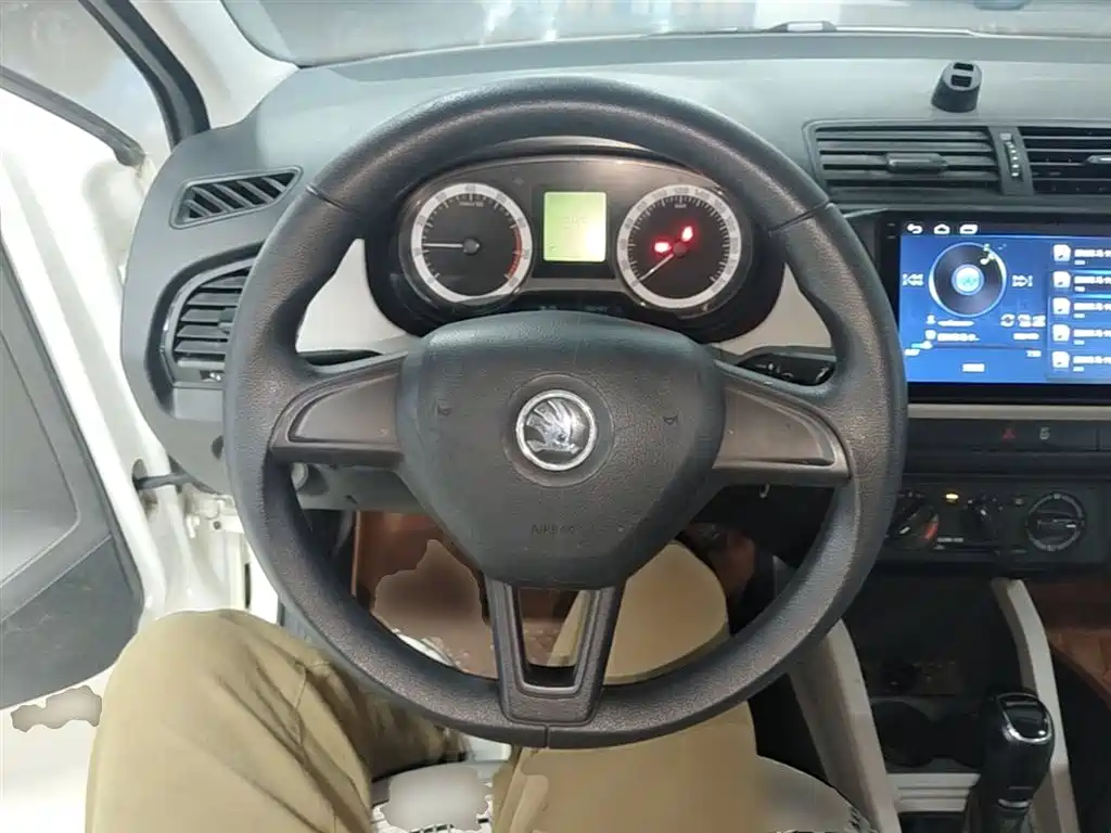 Škoda Fabia 2017 1.4L Auto Car Enjoy Edition фото 11