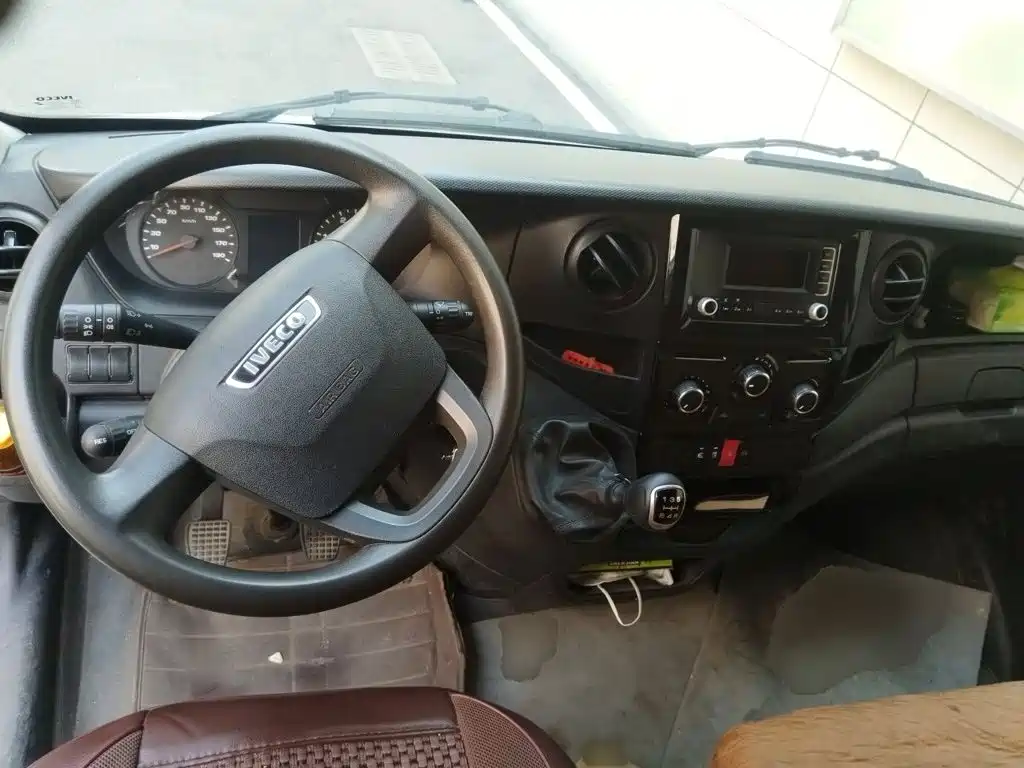 Iveco Daily 2021 2020 2.3T Manual Yunrui Manual Door Short Wheelbase Low Roof Low Power F1A