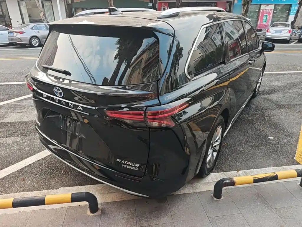 Photo 7 - Toyota Sienna