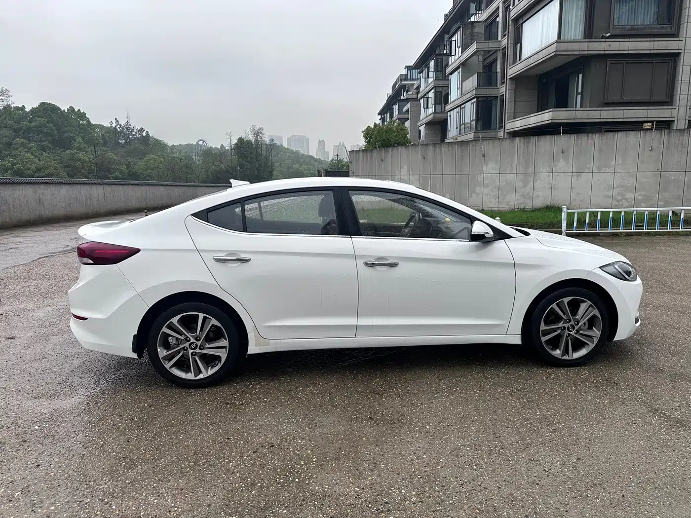 Hyundai Elantra 2016 1.6L Auto Smart·Luxury Edition фото 11