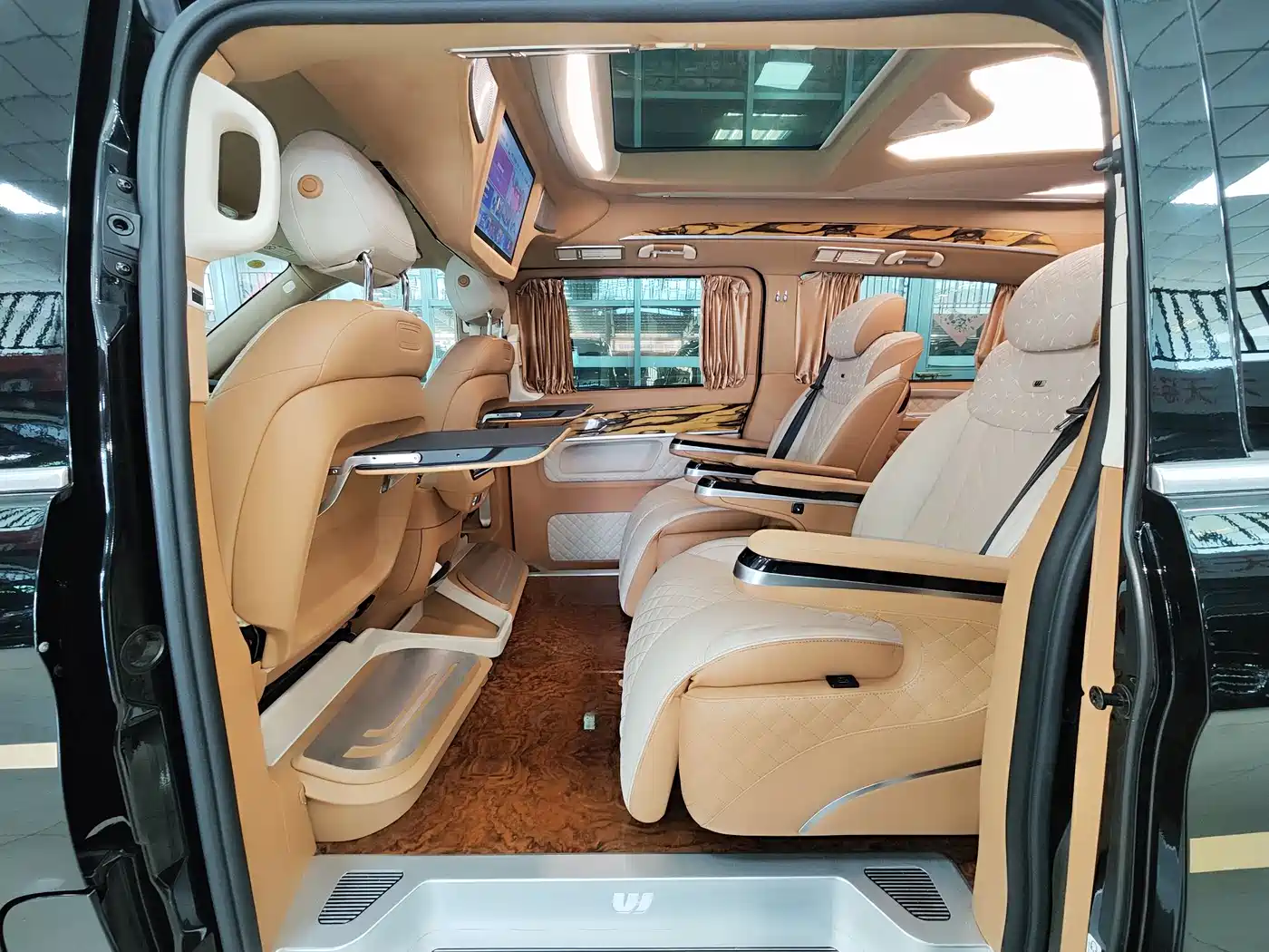Mercedes-Benz V-Class 2018 V 260 L Premium Long Wheelbase Edition China VI фото 8
