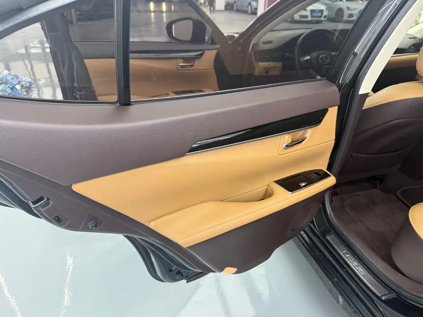 Фото 8 - Lexus ES