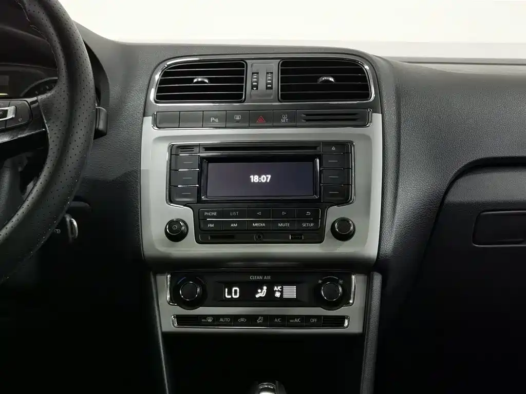 Volkswagen Polo 2016 1.6L Cross Polo Automatic фото 12