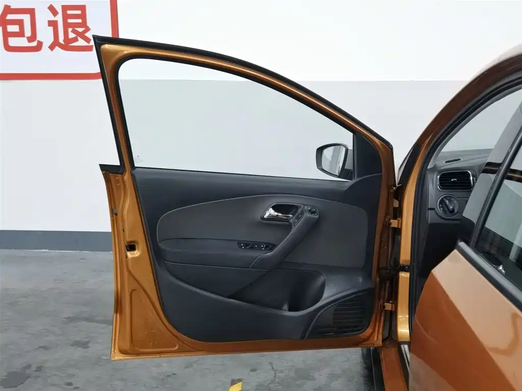Volkswagen Polo 2016 1.6L Cross Polo Automatic фото 8