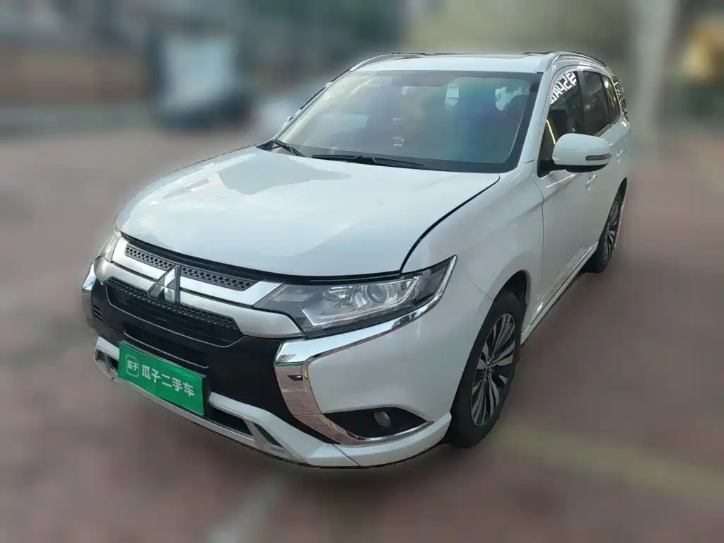 Photo 1 - Mitsubishi Outlander