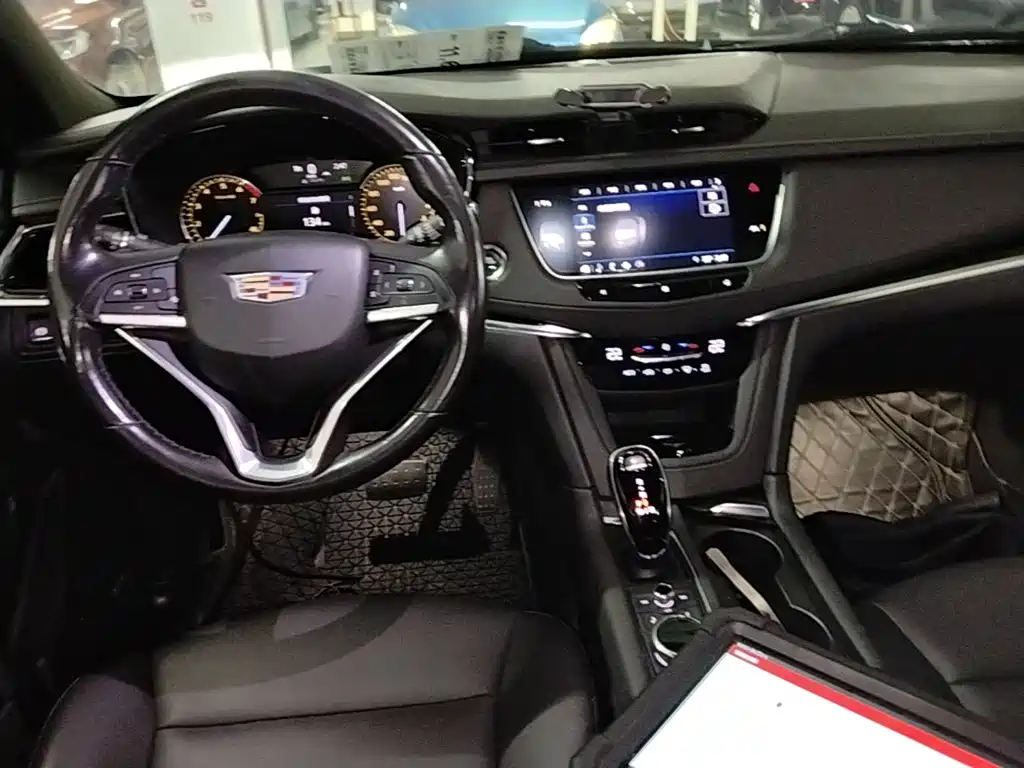 Фото 10 - Cadillac XT6