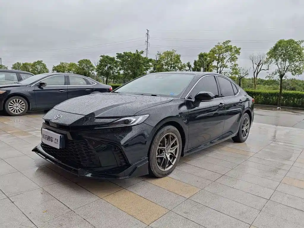 Фото 1 - Toyota Camry