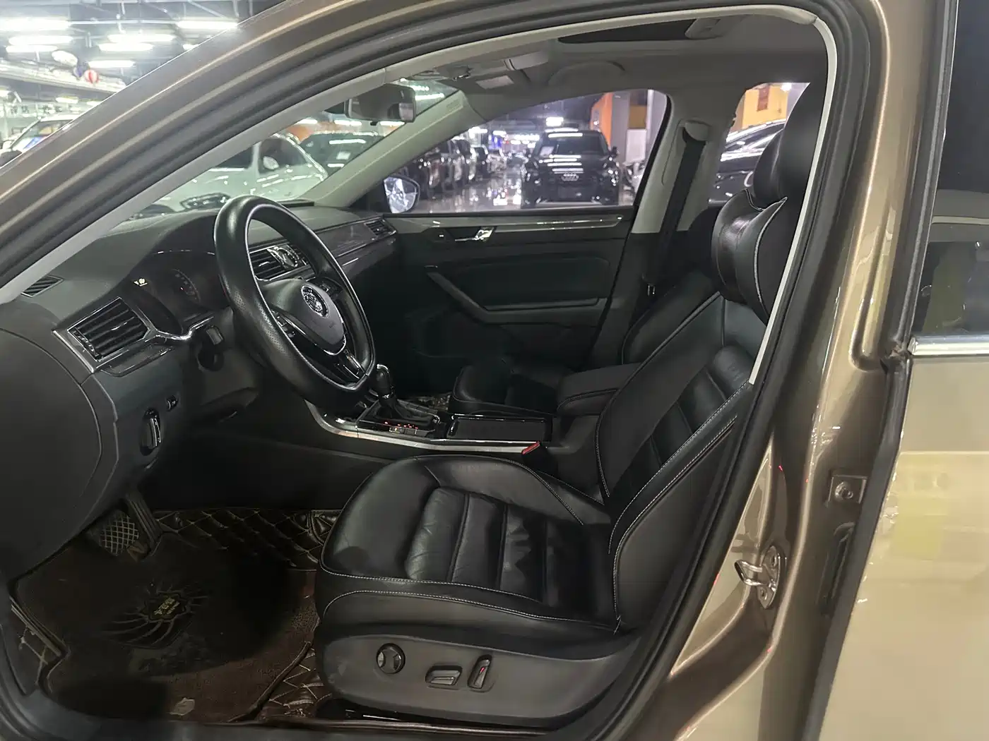 Volkswagen Passat 2016 280TSI DSG Honor Edition фото 3