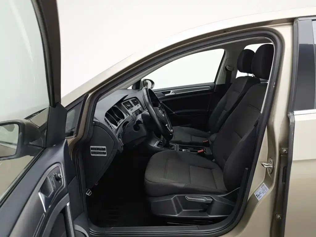 Photo 10 - Volkswagen Golf