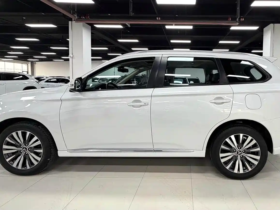 Mitsubishi Outlander 2021 2.0L FWD Comfort Edition 5-seater фото 3