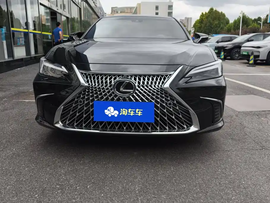 Lexus ES 2026 2025 200 Ultimate Edition