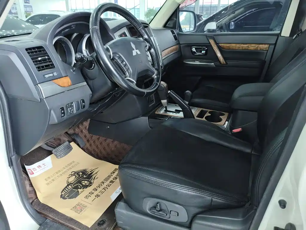Фото 8 - Mitsubishi Pajero (Import)