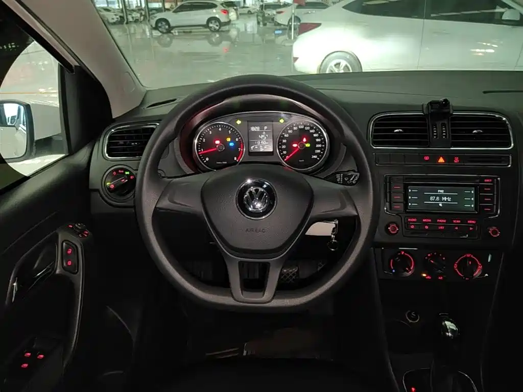Volkswagen Polo 2014 1.4L Automatic Comfort Edition фото 11