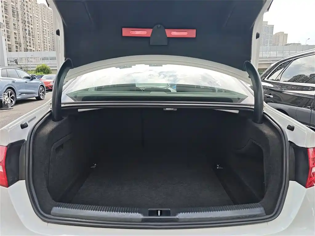 Фото 9 - Audi A4L