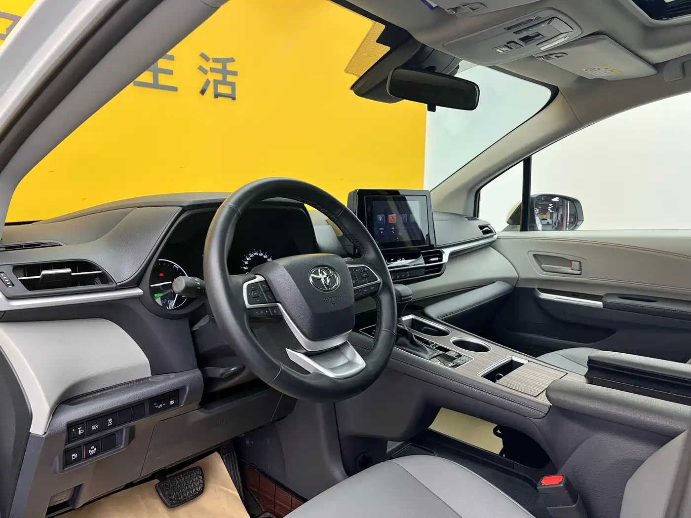 Toyota Granvia 2023 2.5L Hybrid Comfort Edition фото 4