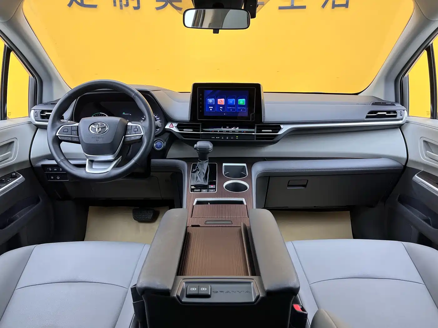 Toyota Granvia 2023 2.5L Hybrid Comfort Edition фото 14