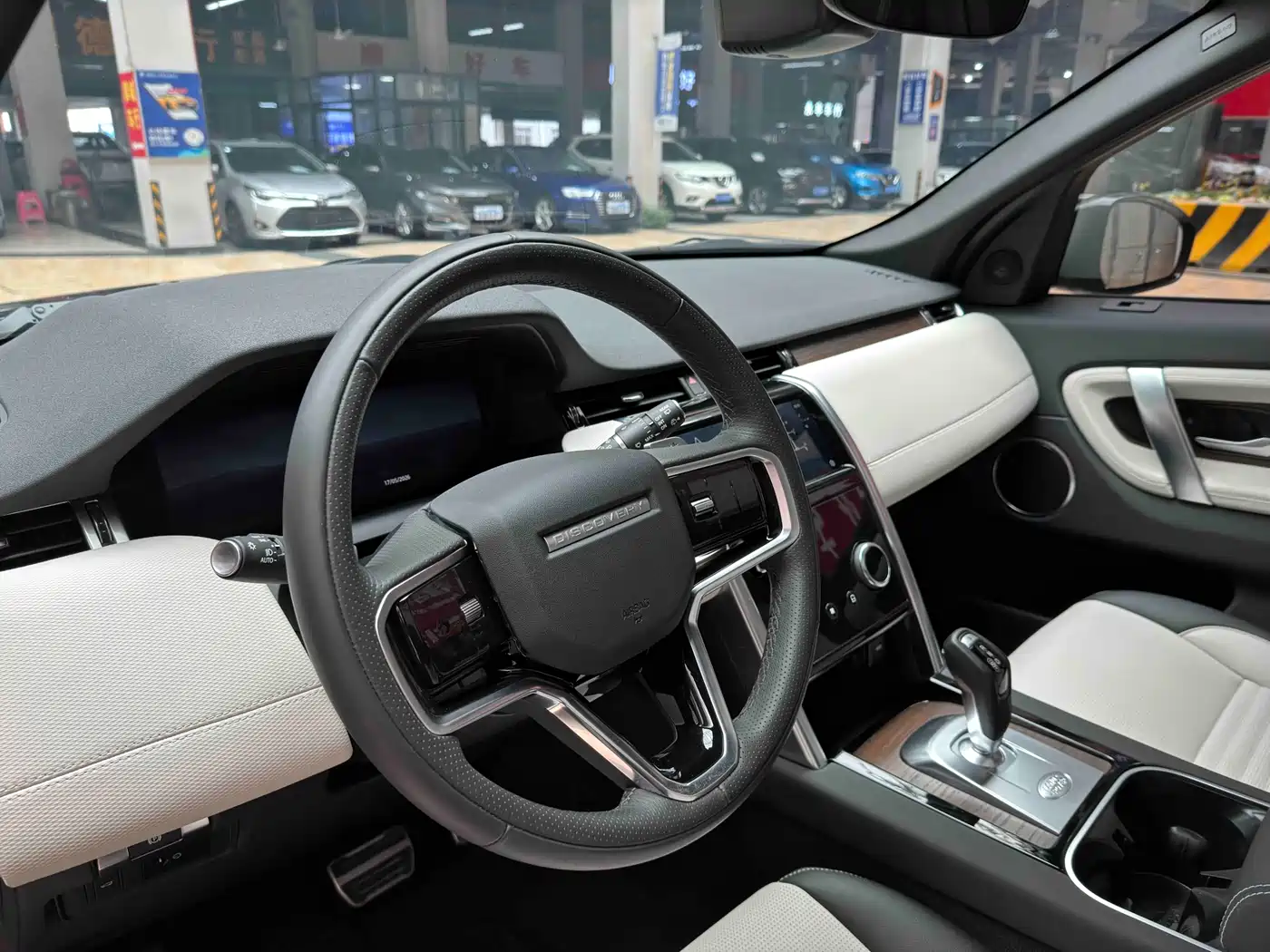 Land Rover Discovery Sport 2023 249PS R-Dynamic S Performance Version фото 9