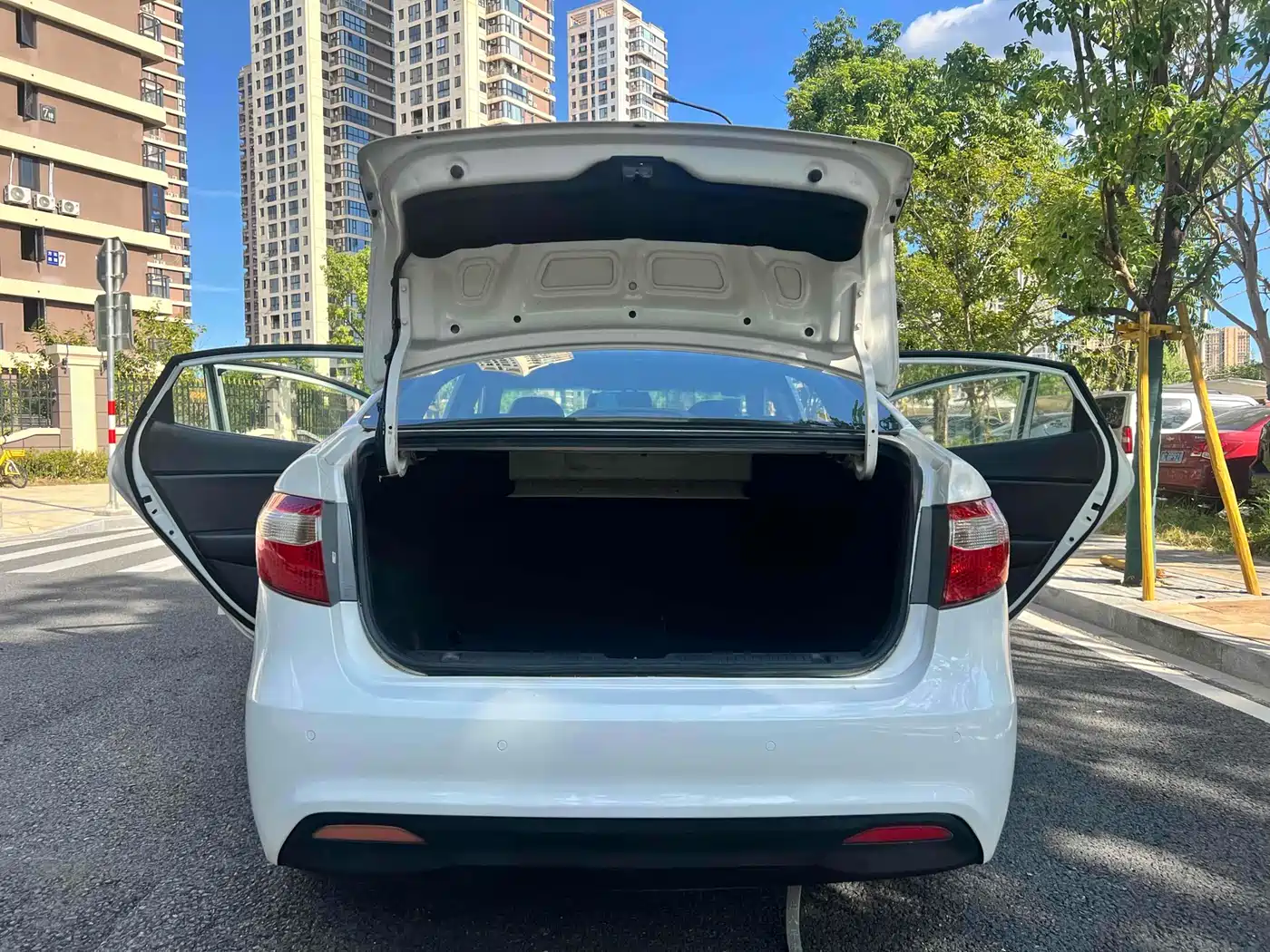 Kia K2 2012 Sedan 1.4L AT Premium ECO Commemorative Edition фото 14