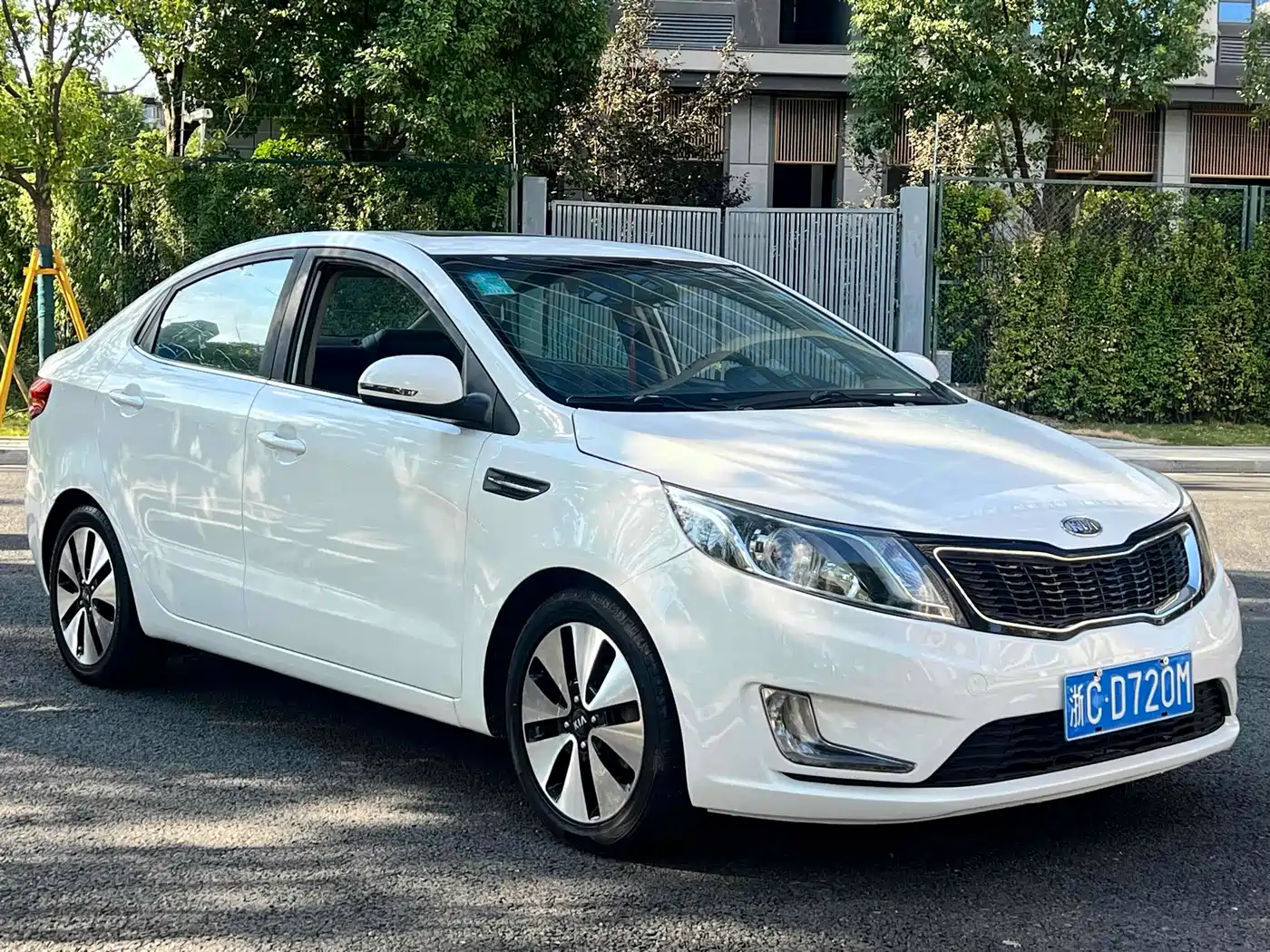 Kia K2 2012 Sedan 1.4L AT Premium ECO Commemorative Edition фото 3