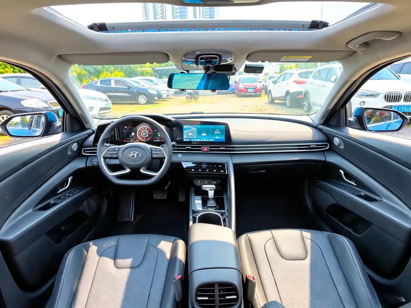 Hyundai Elantra 2022 1.5L CVT LUX Premium Edition фото 10