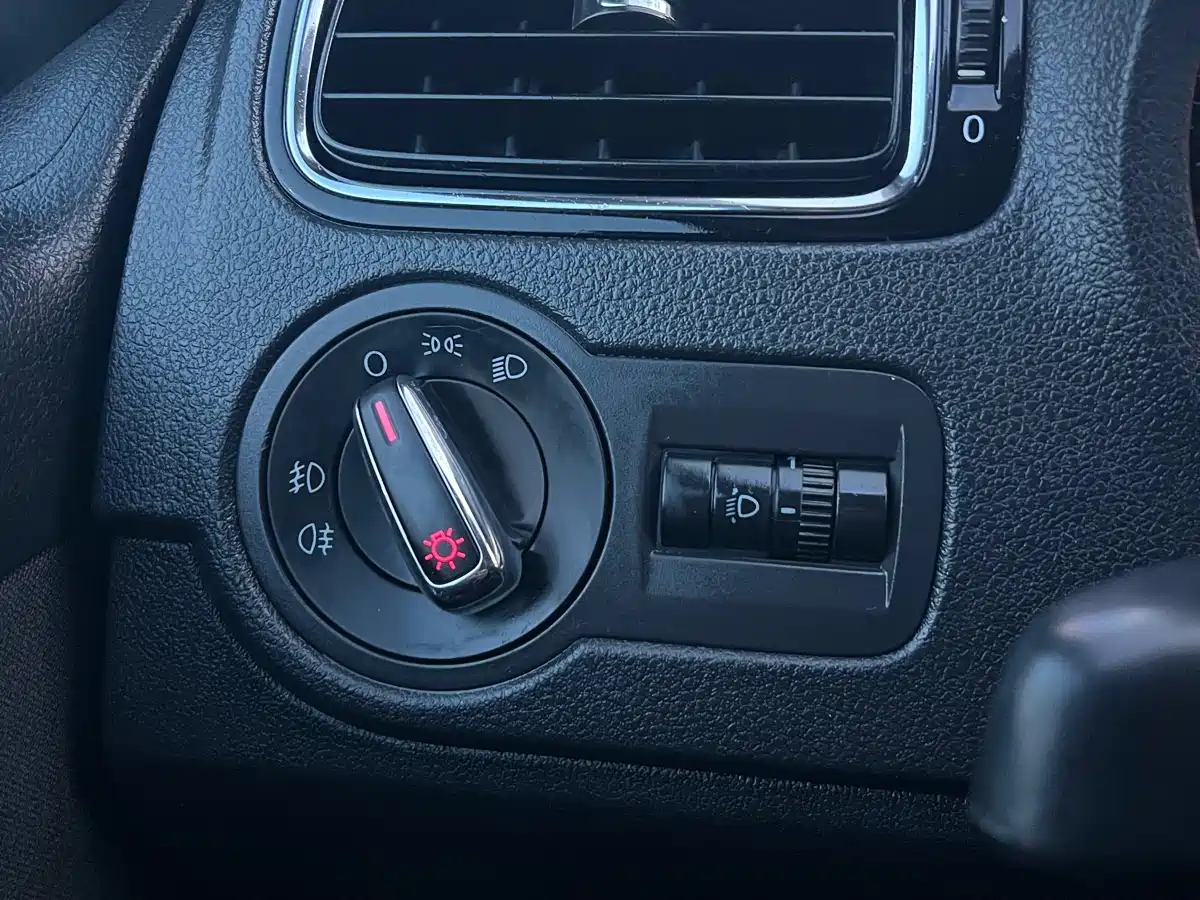 Volkswagen Polo 2011 1.6L Automatic Style Edition фото 16