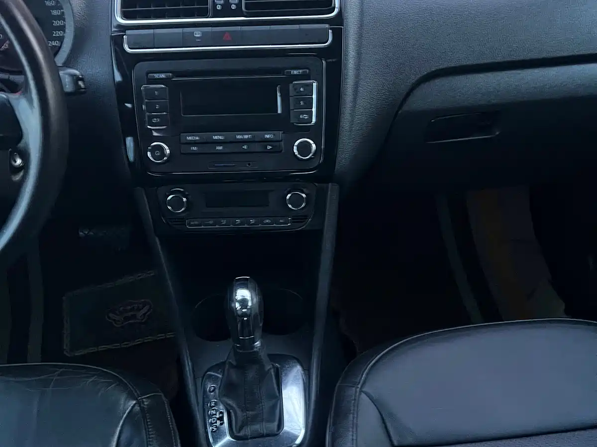 Volkswagen Polo 2011 1.6L Automatic Style Edition фото 11