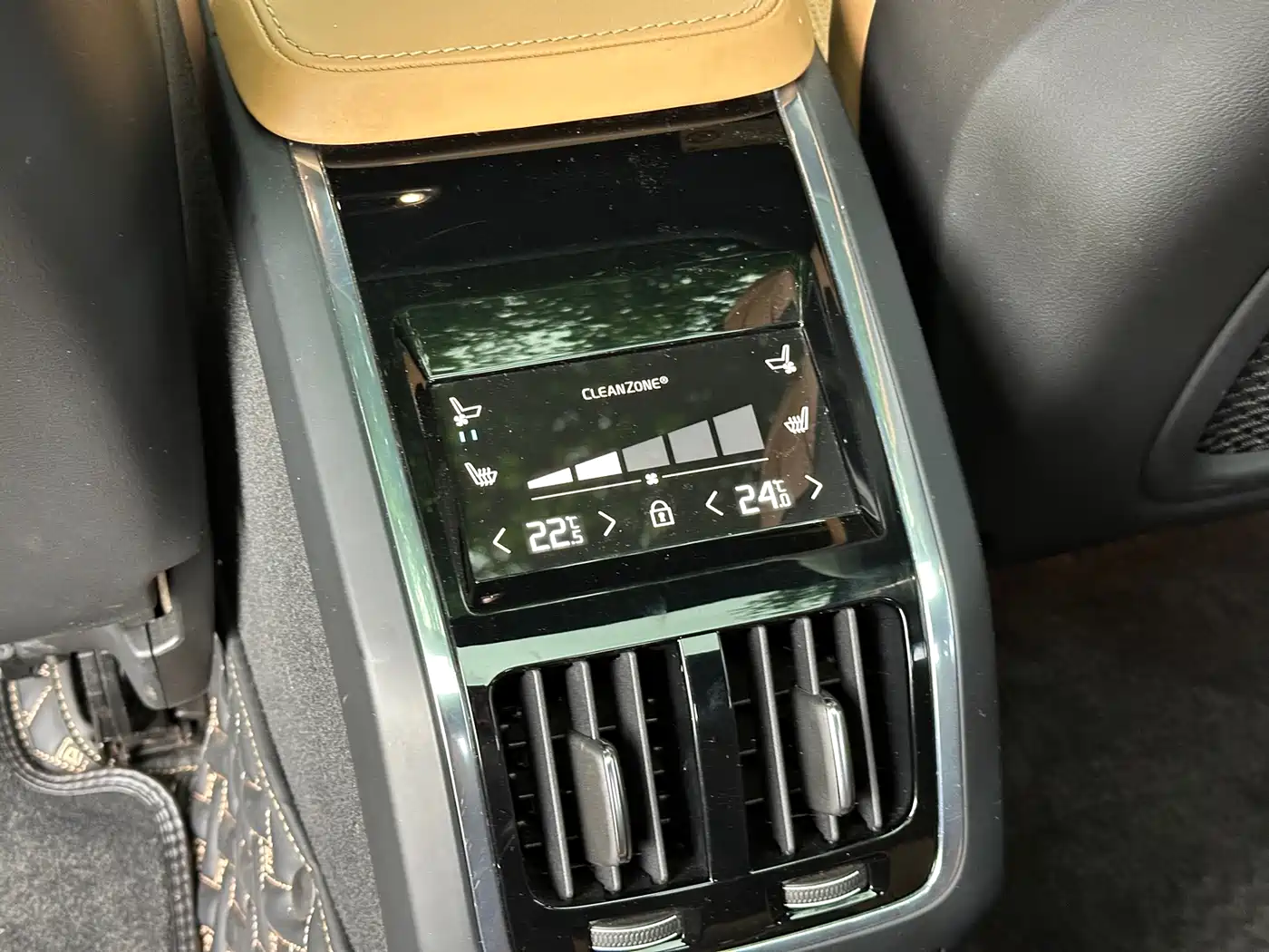 Photo 15 - Volvo S90