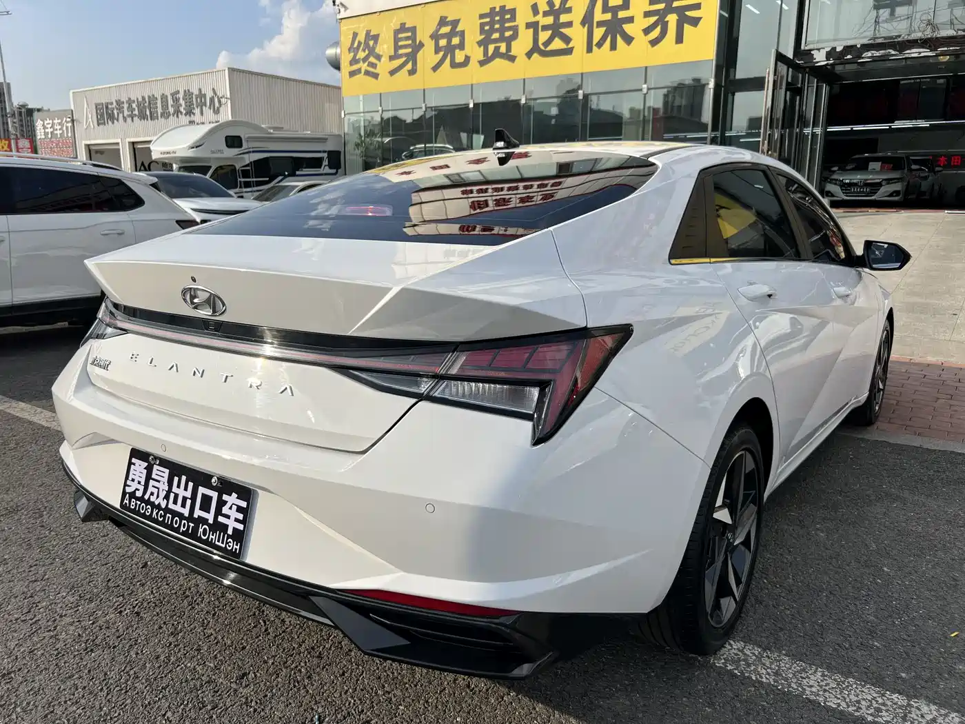 Hyundai Elantra 2023 Model 1.5L CVT LUX Premium Edition фото 6