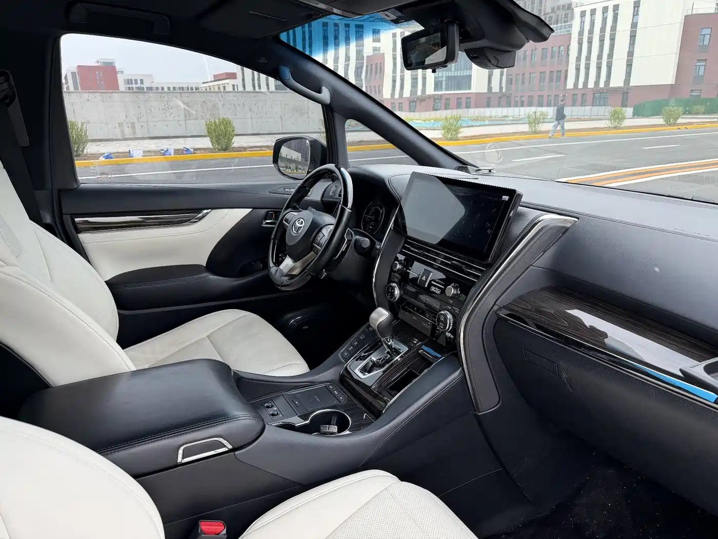 Toyota Vellfire 2019 Hybrid 2.5L HV Premium Edition фото 12