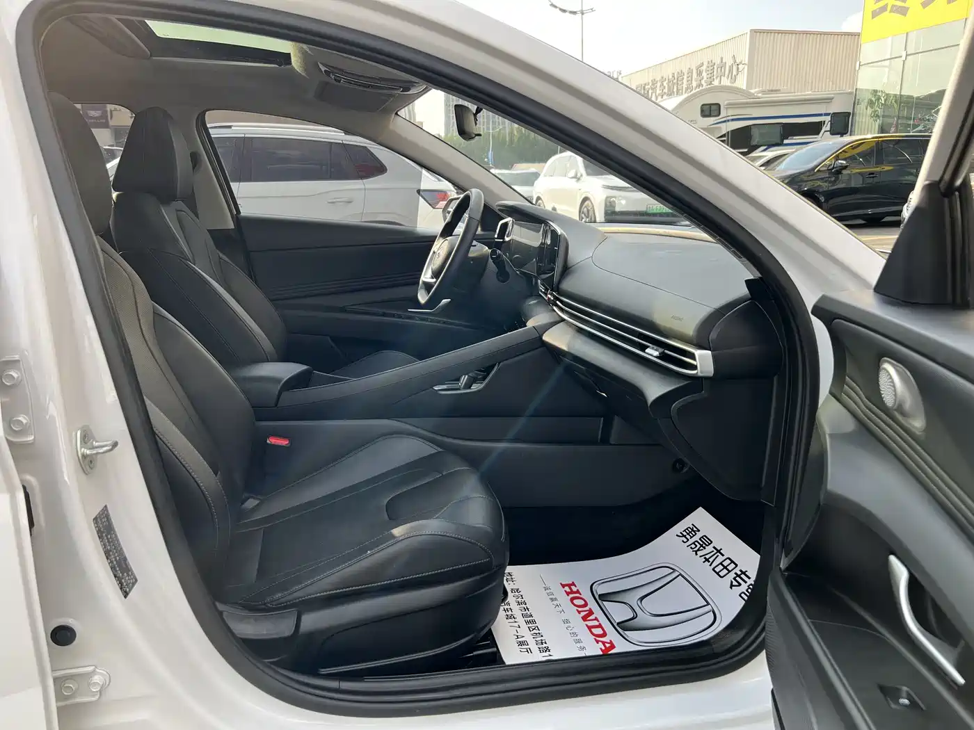 Hyundai Elantra 2023 Model 1.5L CVT LUX Premium Edition фото 9