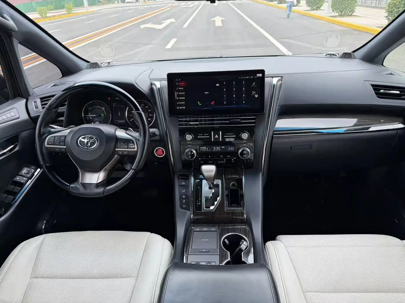 Toyota Vellfire 2019 Hybrid 2.5L HV Premium Edition фото 16