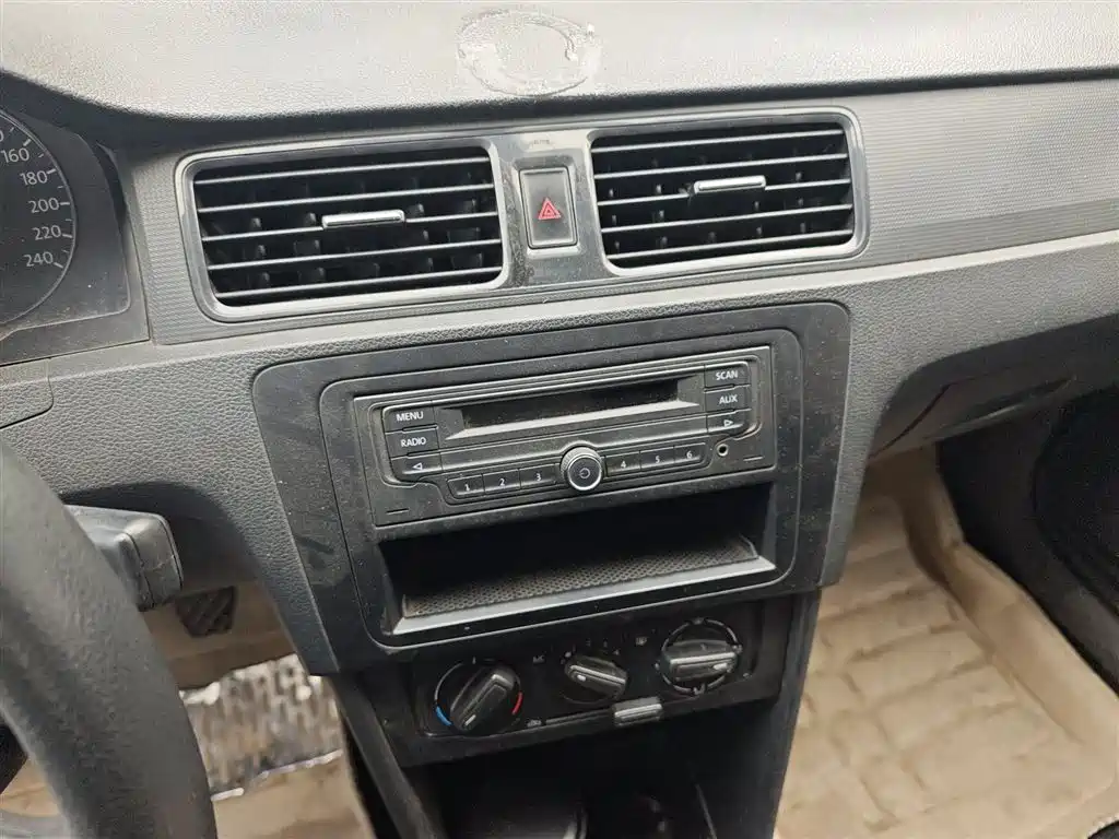 Volkswagen Santana 2015 1.6L Manual Trend Edition фото 6